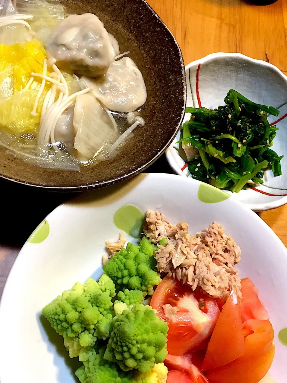 後でケーキを食べたい日の晩ゴハン😆
餃子スープ サラダ ほうれん草のエゴマ&胡麻和え|パセリんさん