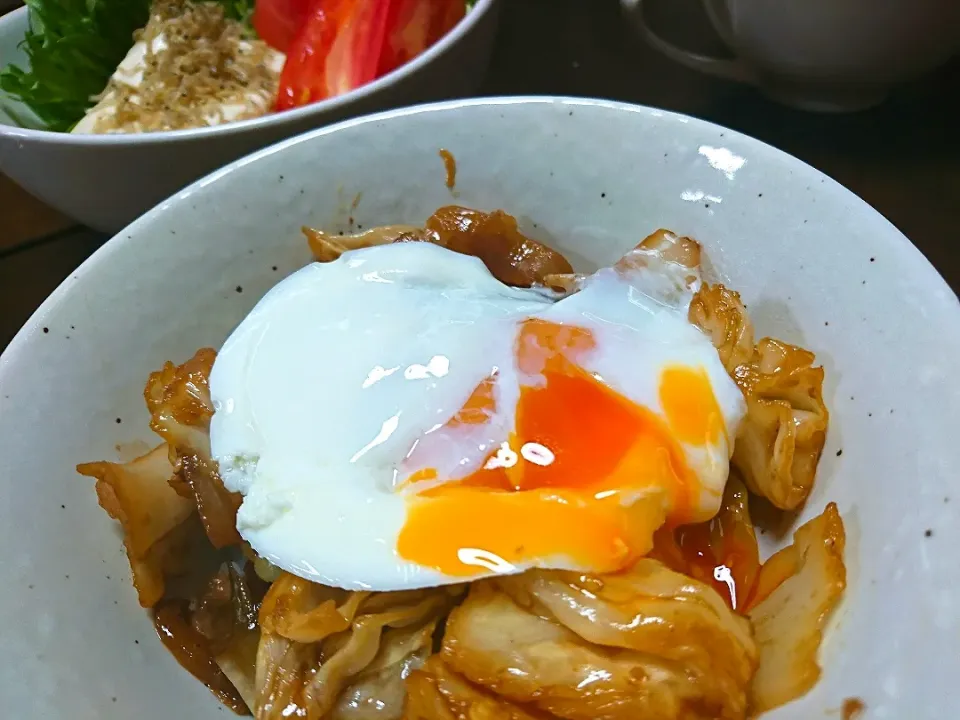 豚肉とキャベツの味噌炒め丼🎵|hiroeさん