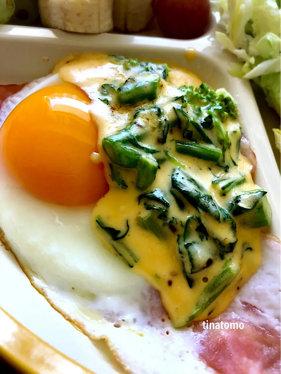 Snapdishの料理写真:菜の花のチーズソースがけベーコンエッグ😊|Tina Tomoko😋さん