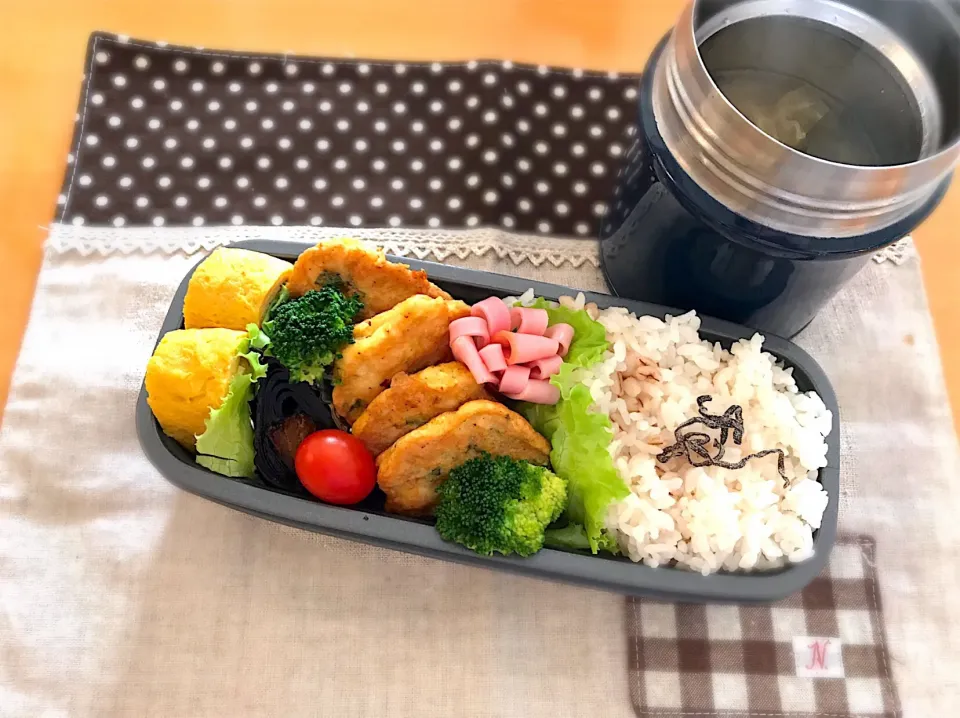 Snapdishの料理写真:チキンナゲット🐓
卵焼き🍳
昆布巻き✨
ハム🌸
🥦🍅🍚

わかめ 玉ねぎ  油揚げの味噌汁😙|あやこさん