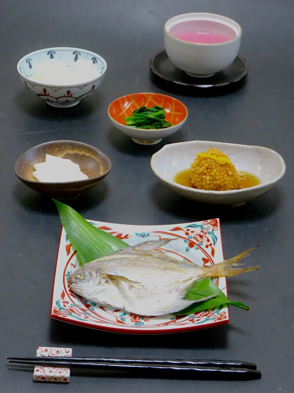 今晩は、真魚鰹の塩焼き、里芋饅頭、ほうれん草のお浸し、かぶら漬け、紅芯大根のすり流し、ご飯|akazawa3さん