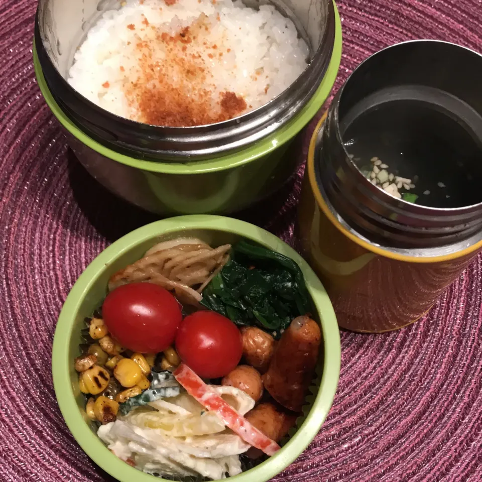 Snapdishの料理写真:今日のお弁当🍱
春雨スープで
あたたまってね♪

傘を持って
今日も気をつけて
いってらっしゃい👋😊|mokoさん