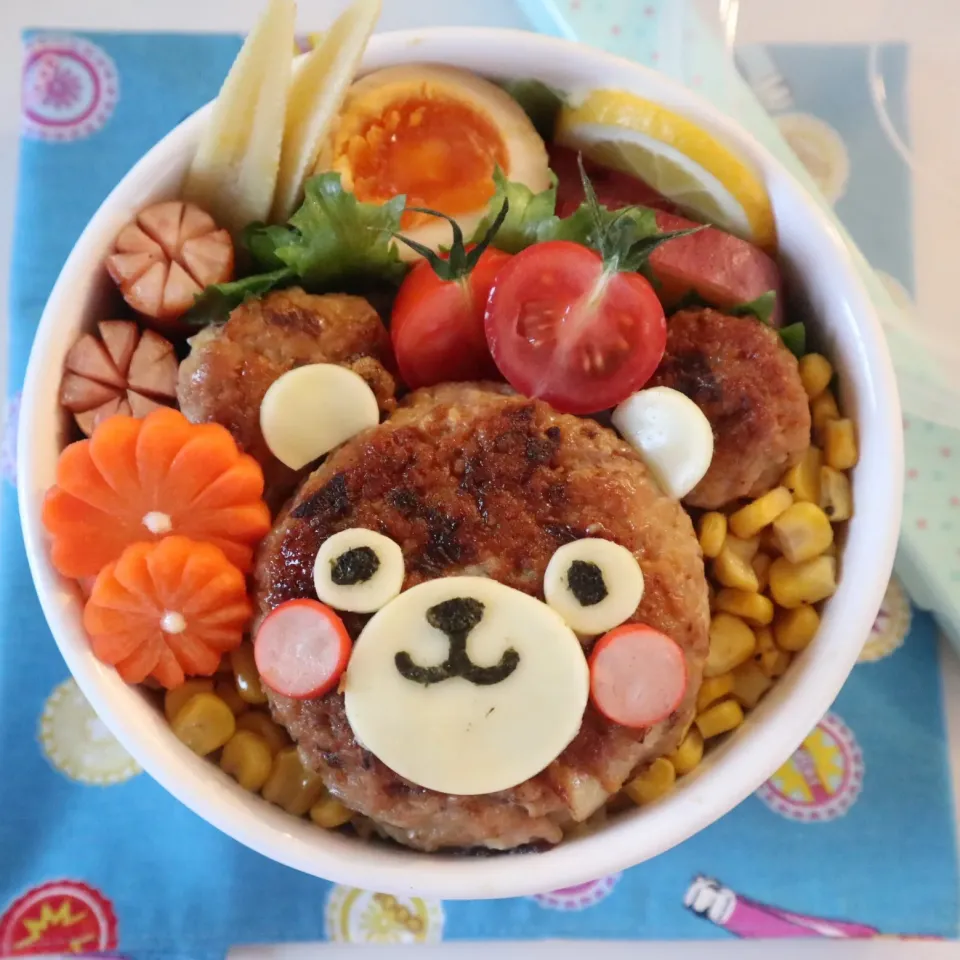 中学生男子弁当🍱
鶏つくねバーグでくまさん🐻
中学生男子弁当っぽくないね〜（笑）|なかじー。さん