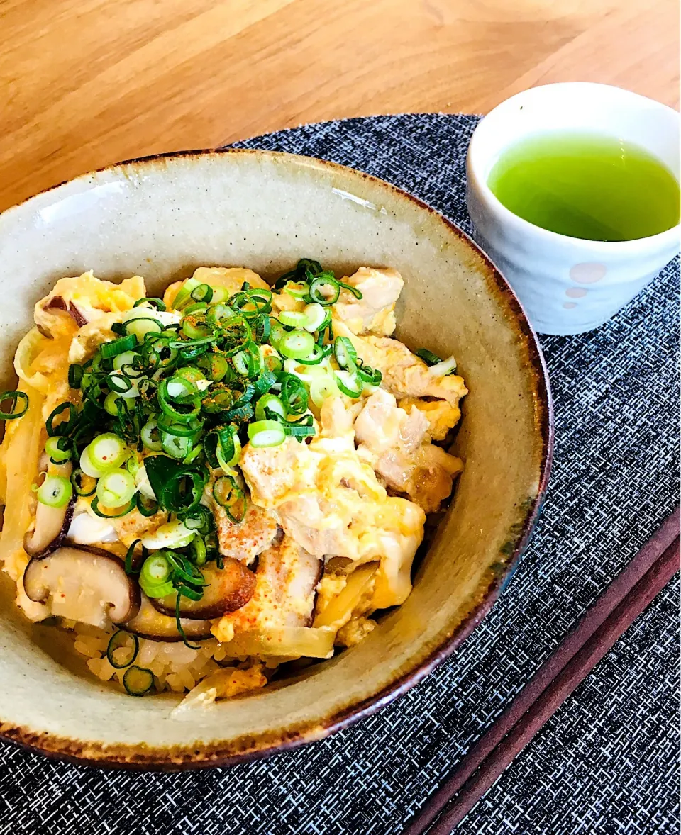 めるぼさんの料理 出汁を食べる！甘くない大人味【🥘白だし仕立ての卵とじ丼🥘】


いつもの【親子丼】ですが……

あえて【白だし仕立ての卵とじ丼】と言う

タイトルどおりほんのりと甘くそして……

白だしの風味豊かな卵とじ丼です♪♪|ミッチ☆ママさん