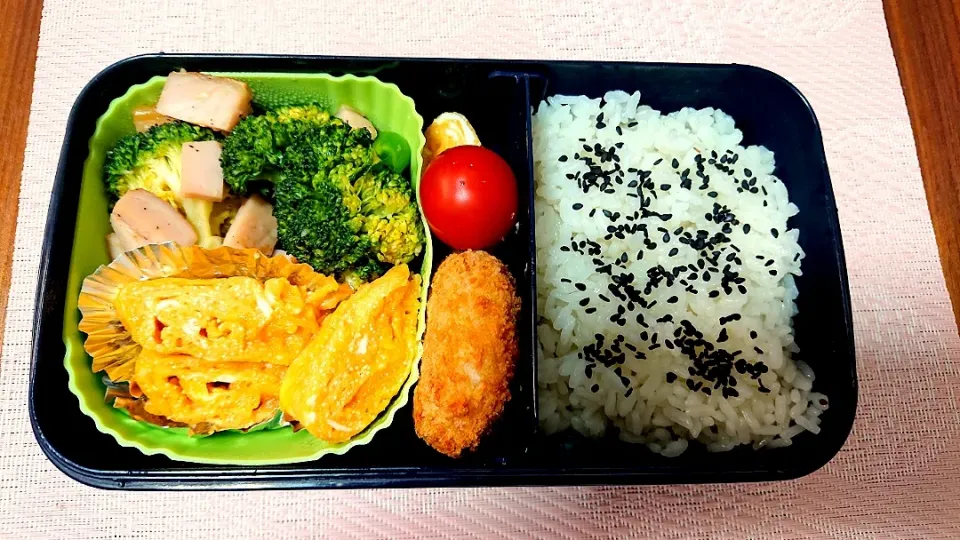 Snapdishの料理写真:ブロッコリーとハムのにんにく炒め🎵たらこ卵焼き🎵旦那さんお弁当🎵😊|かおるcitronさん