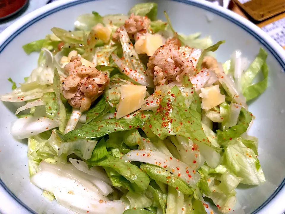 レタスと玉ねぎとグラノーラのサラダ 🥗  #玉露園  #レタスサラダ  #玉ねぎ #グラノーラ  #アレンジ料理  #オリーブオイル  #玉露園の梅こんぶ茶 #こんぶ茶  #パルメザンチーズを隠し味に #snapdish|sakumaさん