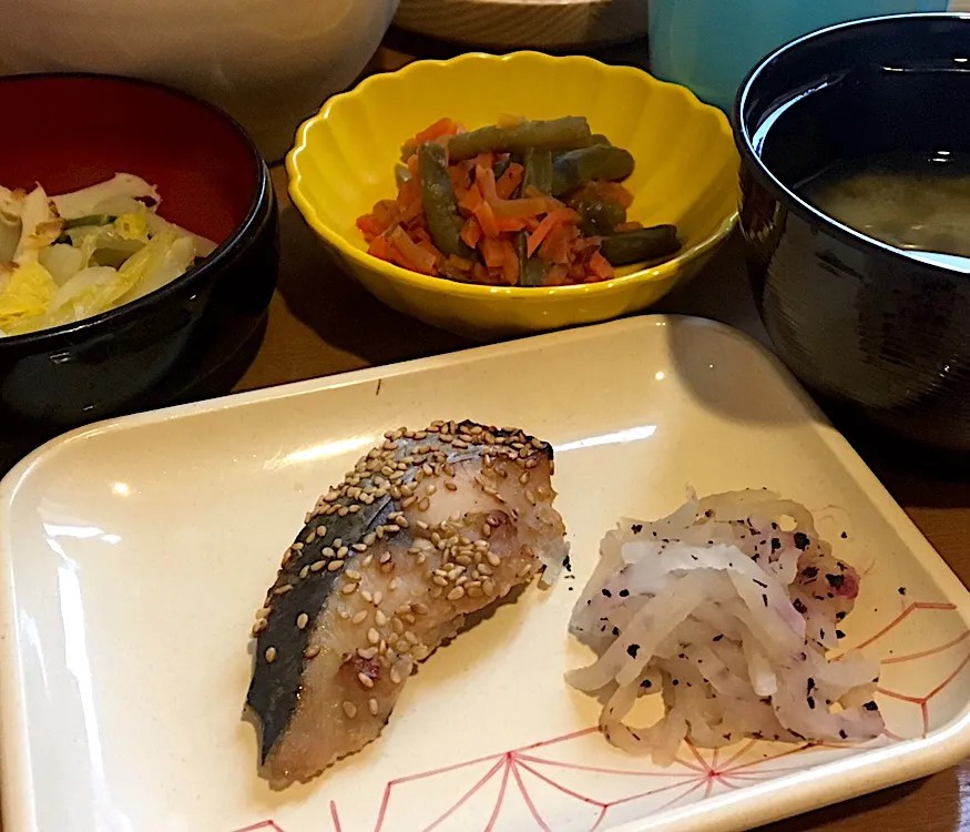 Snapdishの料理写真:アル中病棟の朝ごはん☀️☀️🔆34日目
ごはん🍚  みそ汁  サワラのごま焼き🐟  酢醤油和え  おかか煮|ぽんたさん