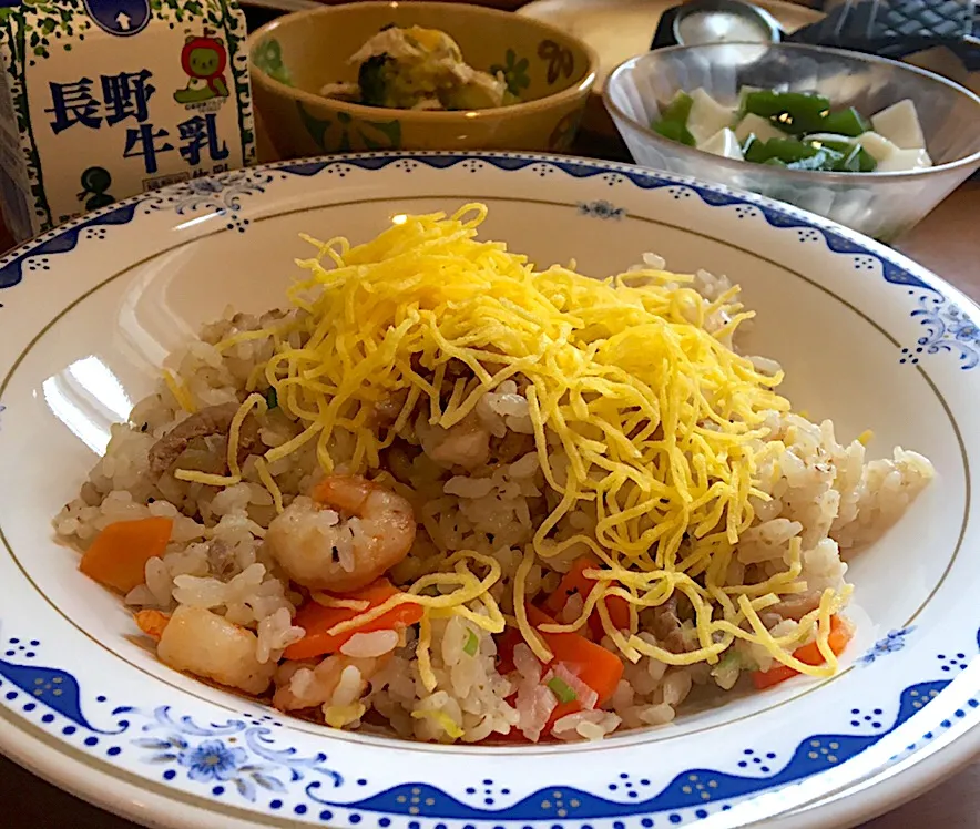 アル中病棟の昼ごはん☀️☀️🔆
なんぞやかの炊き込みご飯 他|ぽんたさん