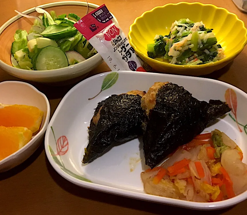 アル中病棟の晩ごはん⭐️⭐️🔆
ごはん🍚  磯香焼き  シーザーサラダ🥗  辛子あえ  オレンジ🍊|ぽんたさん