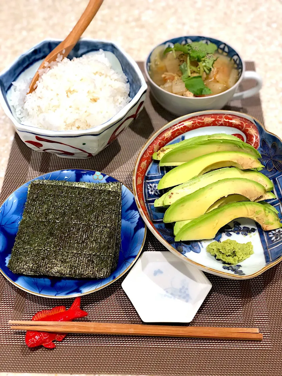 アボカド🥑の手巻き寿司
鶏肉団子スープ|Mayumiさん