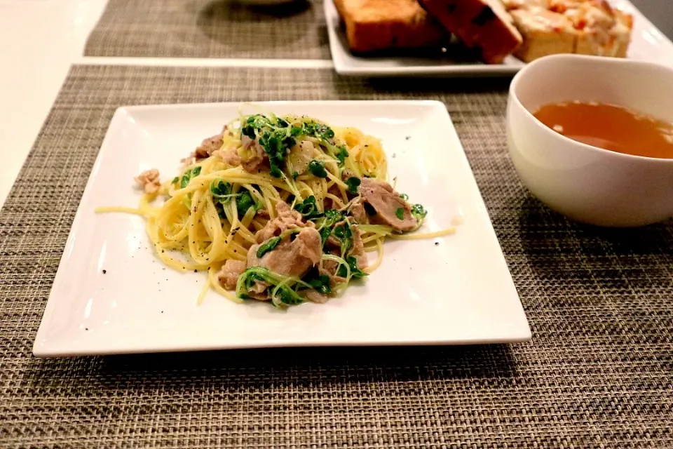 今日の夕食 豚肉とかいわれのパスタ、コンソメスープ、厚揚げのキムチチーズ焼き、レーズンパン|pinknari🐰🌈さん