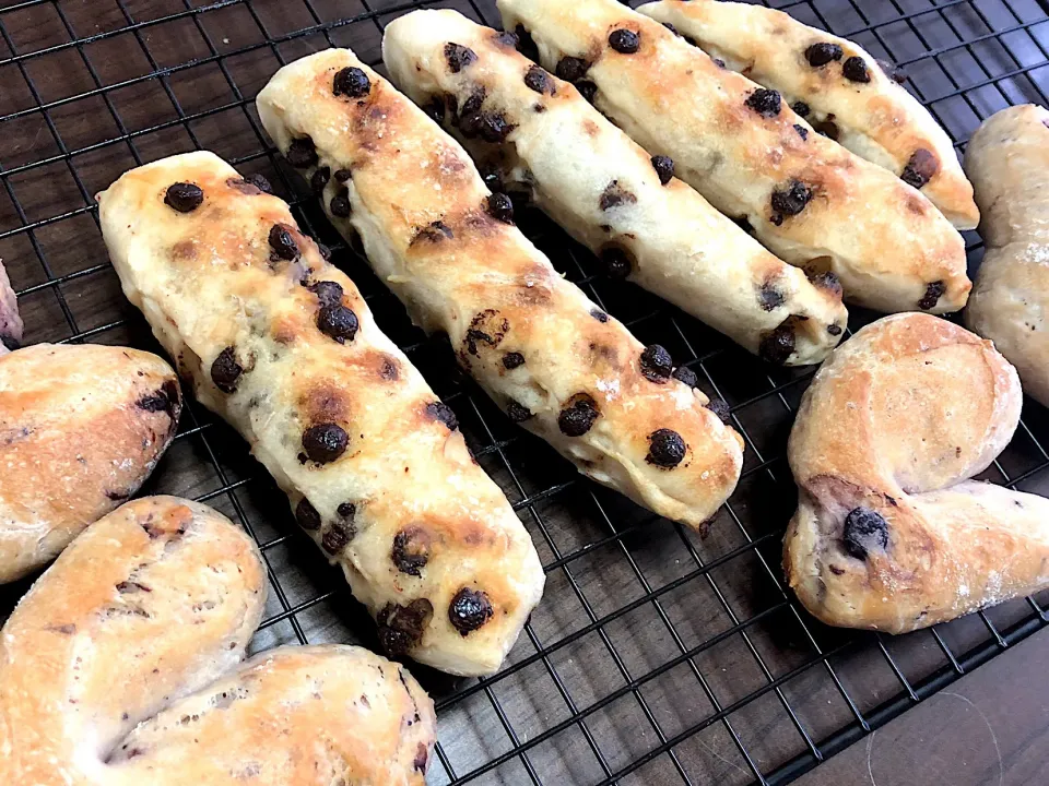 Snapdishの料理写真:朝から焼き立てチョコチップスティックパン
ハート♥️のブルーベリージャムパン|きむらゆりかさん