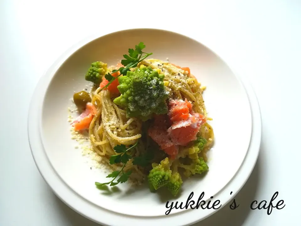 Snapdishの料理写真:ロマネスコとスモークサーモンのジェノベーゼ🍝( 'ч'๑ )ŧ‹"ŧ‹"|ぐぅぐママ（Yukkie）さん