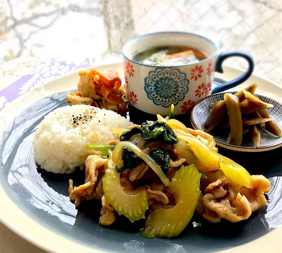 Snapdishの料理写真:昼ごはん  鶏胸肉とセロリの塩糀炒めを豚肉で🐖|砂雪さん