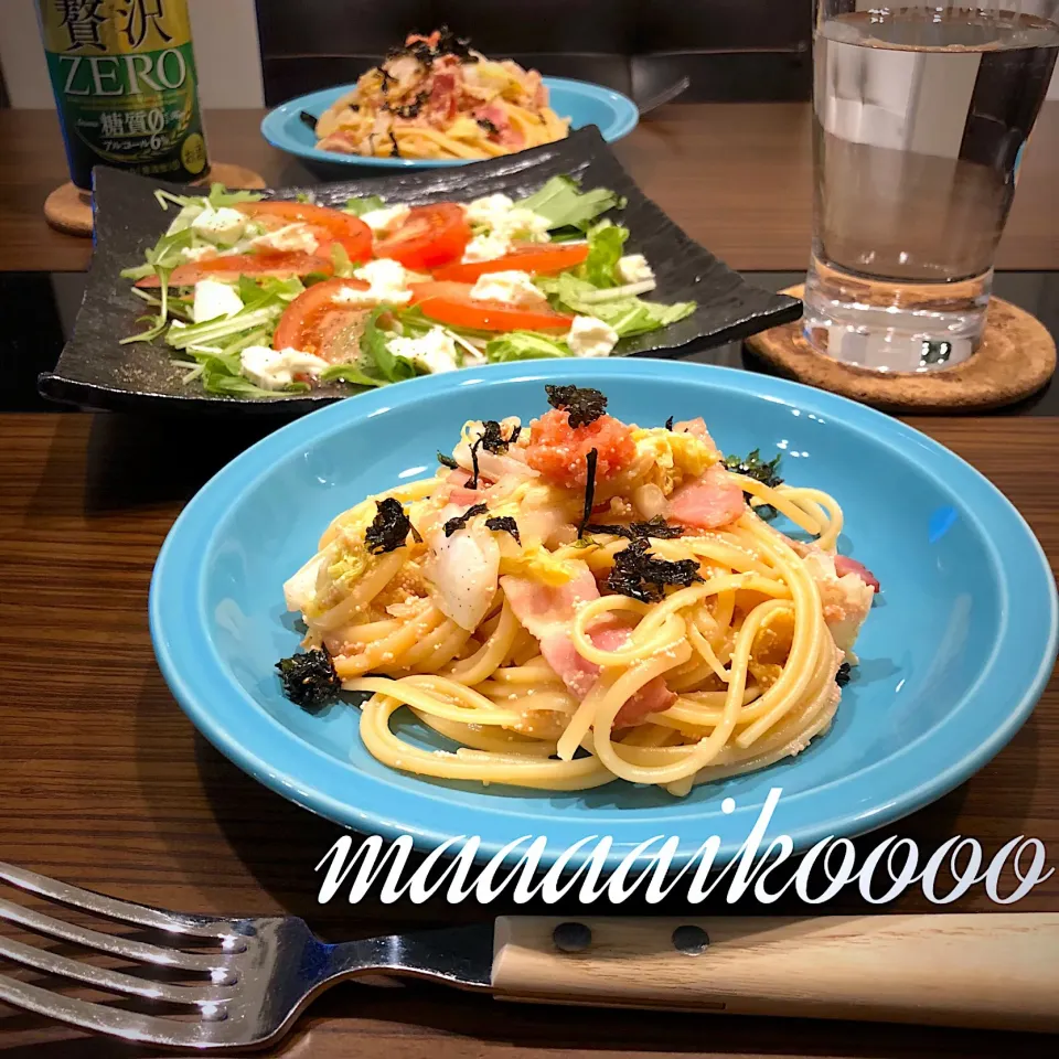 Snapdishの料理写真:ベーコンと白菜の明太子醤油パスタ💜トマトとモッツァレラのサラダ💚|マイコさん