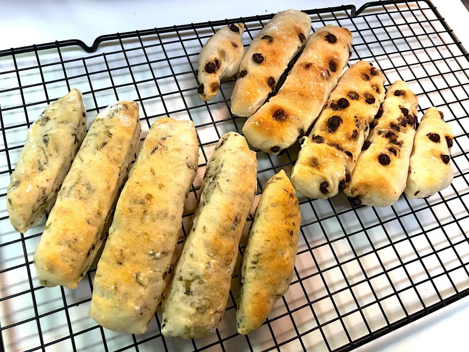 焼き立て🍞
チョコチップスティックパンとあおさと鰹節のパン|きむらゆりかさん