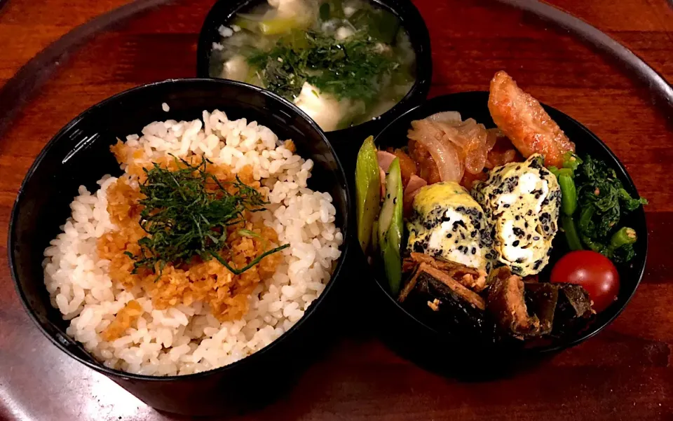 本日も息子弁当🍱鮭南蛮漬け（美味しい酢、創味の麺つゆ使用）🥘昆布巻き🥓菜の花辛子和え🥦アスパラとベーコンの炒め物🥓黒胡麻入り厚焼き玉子🍳プチトマト🍅 #息子弁当🍱🍴  #サーモスランチジャー  #鮭南蛮漬け  #美味しい酢  #創味のつゆ  #昆布巻き  #菜の花の辛子和え  #アスパラベーコン  #黒胡麻  #厚焼き|Yukie  Toriseさん