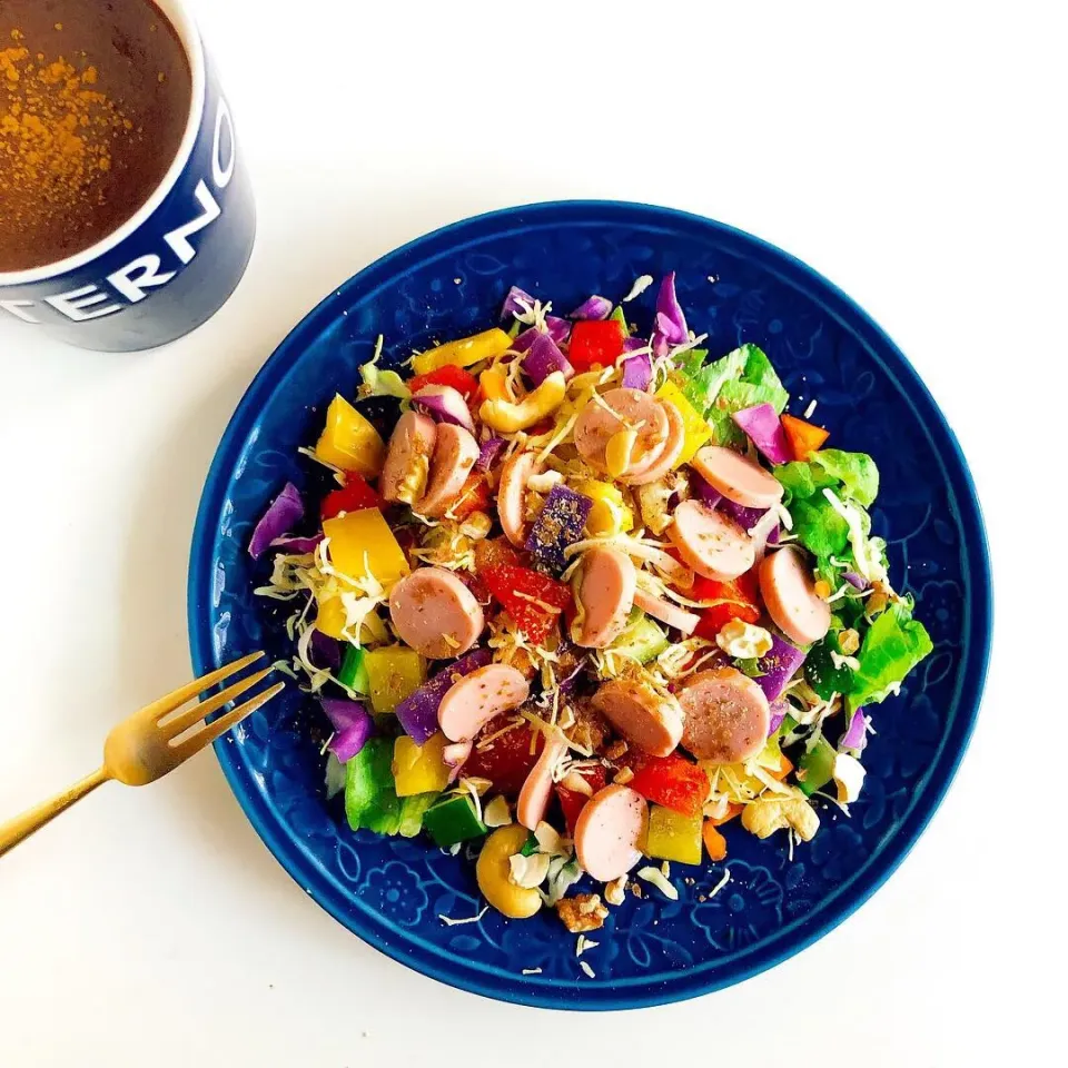 ギョニソ(魚肉ソーセージ)のカラフルサラダ🐟🥗|sakiさん