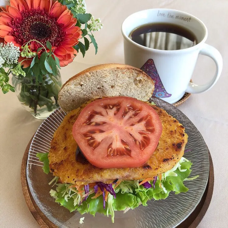 2/20❤︎わらじハムカツベーグルサンド❤︎
午後から仕事なので早めのランチ🍀
#お昼ごはん #ランチ #おうちごはん #おうちカフェ #ハムカツ #わらじハムカツ #ベーグル #ベーグル #ベーグルサンド #自家製サンド|Makinsさん