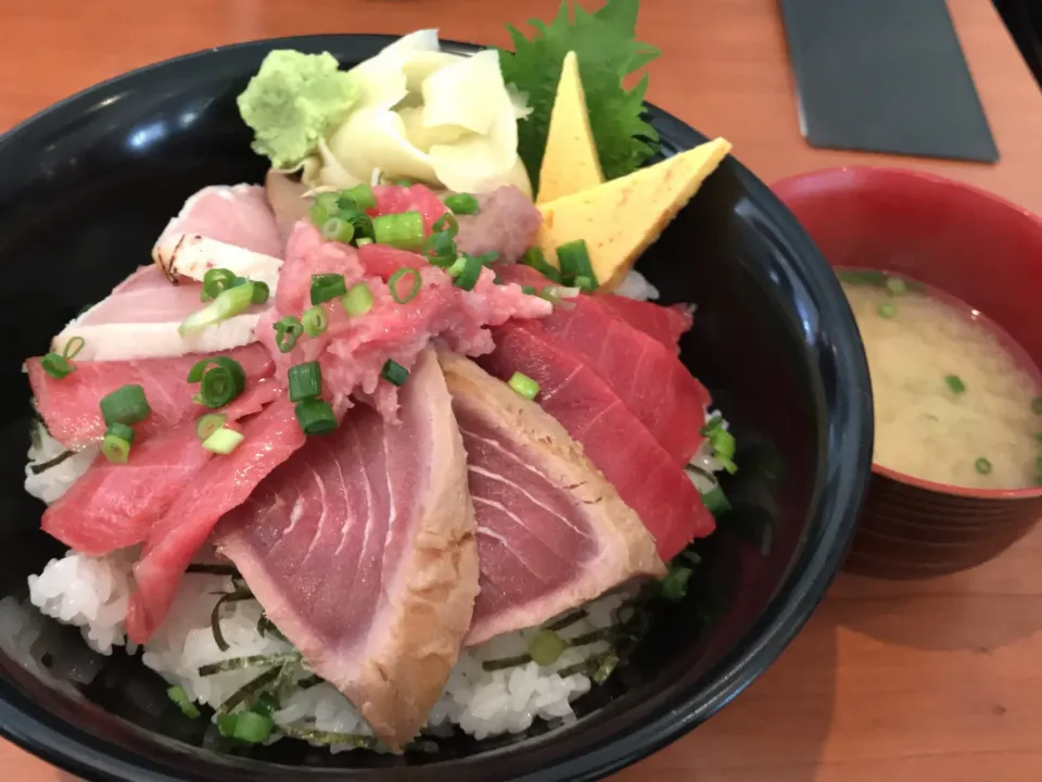 Snapdishの料理写真:日替わりまぐろ三昧丼（特盛り）
¥1180+¥150|まさとさん