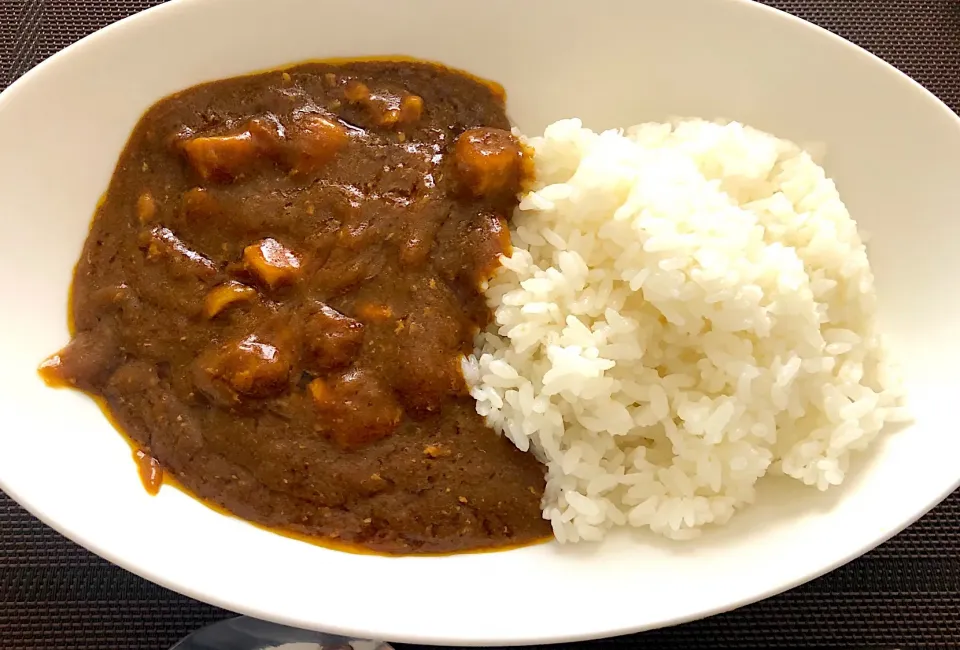 Snapdishの料理写真:市販のルーに一手間🍽バターチキンカレー|みいさん