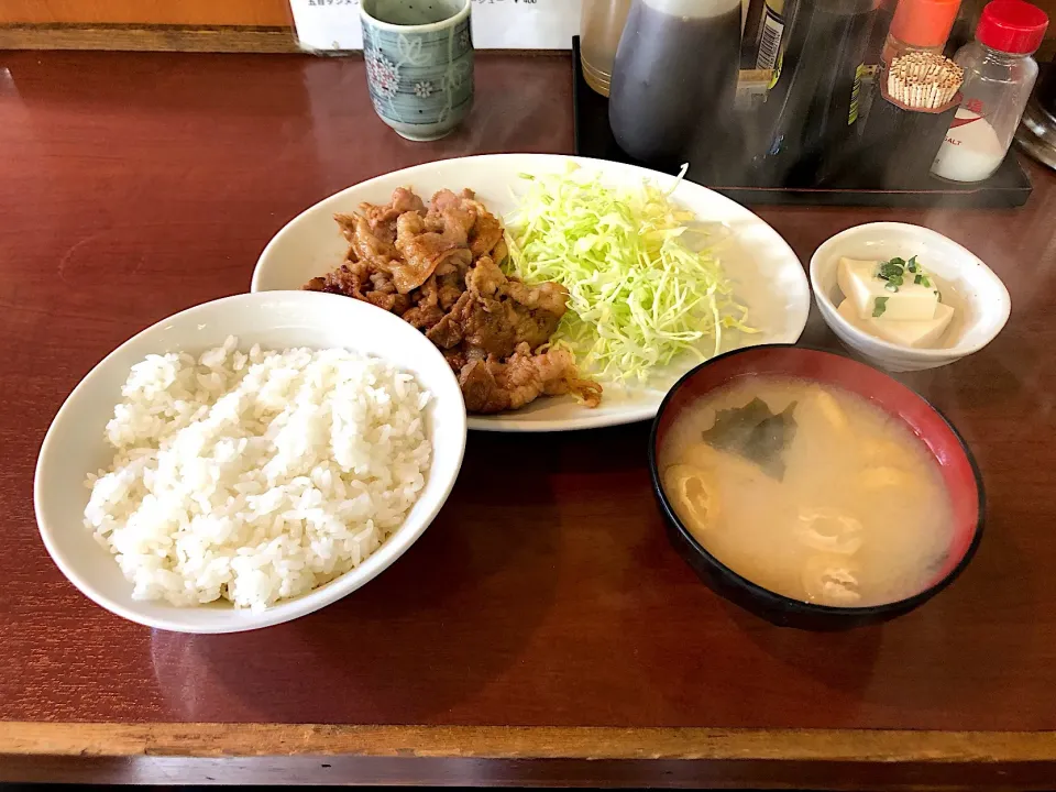 Snapdishの料理写真:豚バラ生姜焼定食|しのぶさん