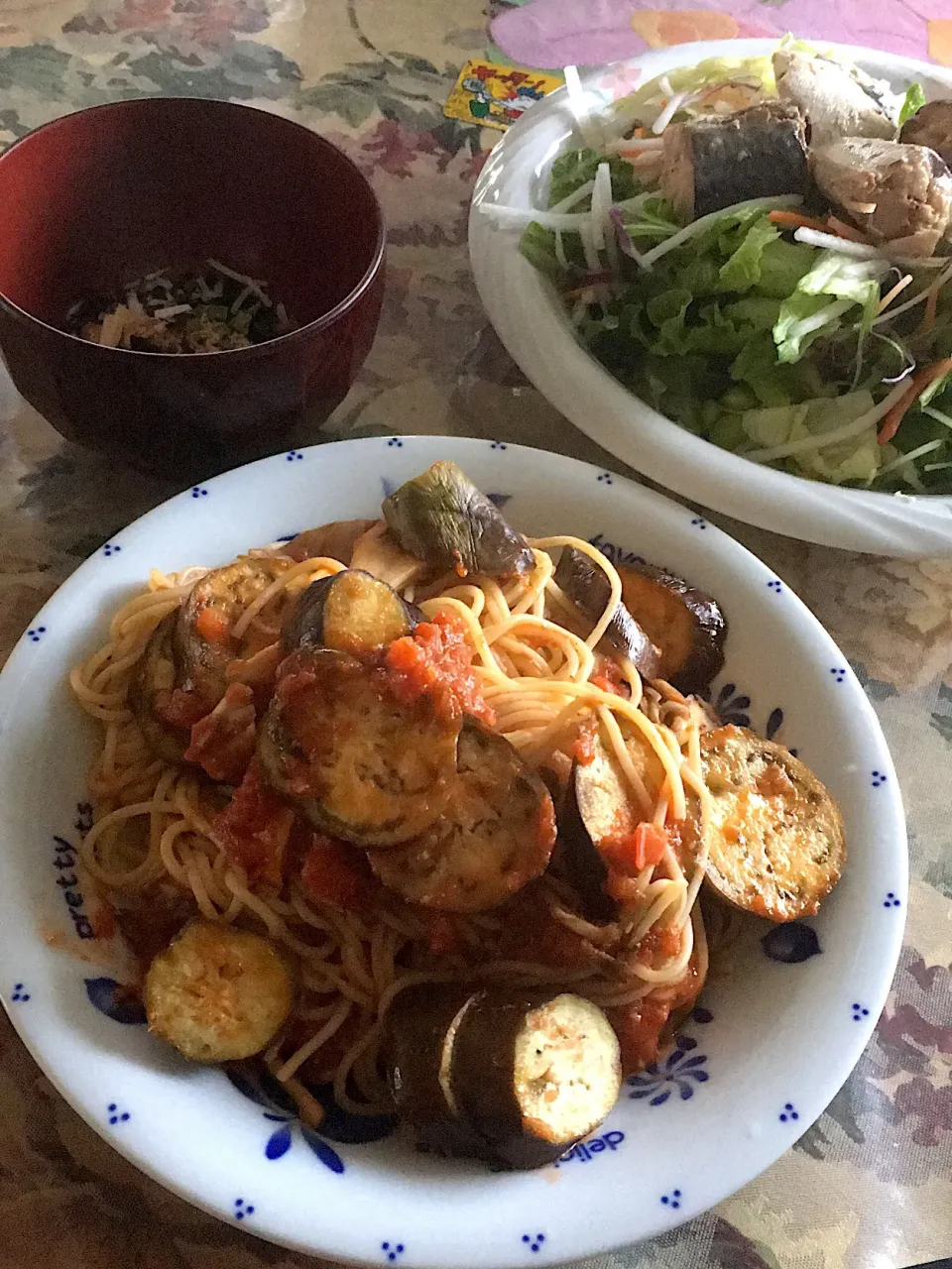 トマトソースのパスタと鯖缶サラダ|cheezuさん