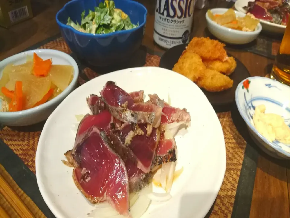 Snapdishの料理写真:鰹のたたき&サラダ&けんちょ&エビの開きフライ|まぐろさん