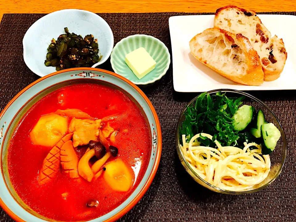 Snapdishの料理写真:我が家の晩ごはん
#鶏肉と野菜きのこのトマト煮 #スパサラダ
#茎わかめの炒め煮 #パン|あお♡あおさん