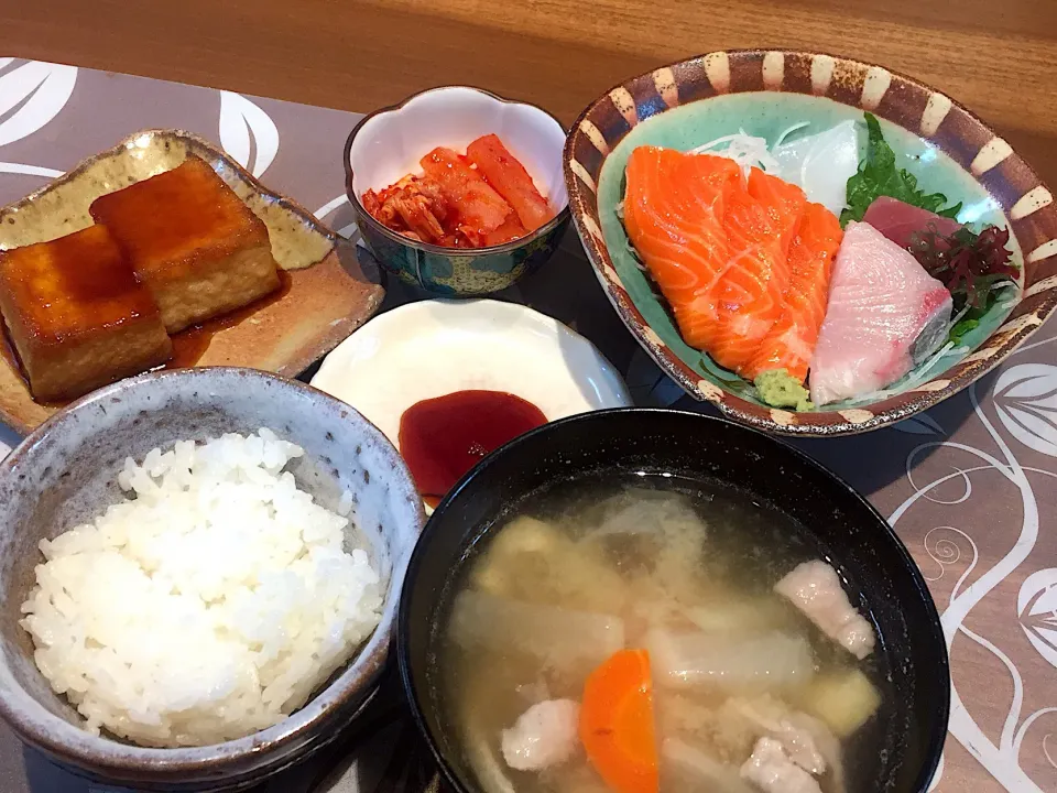 晩御飯
お刺身、絹揚げの照り焼き生姜ソース、白米、キムチ、カクテキ、豚汁|かよちゃんさん