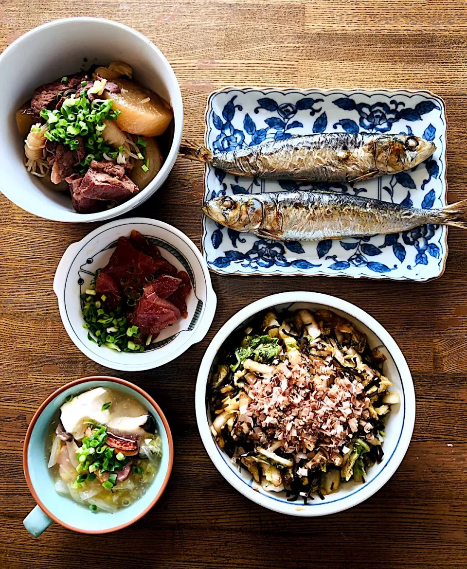 マイワシの塩焼き.牛スジと大根の煮物.白菜の餡掛けスープ.マグロの漬け.白菜の塩こぶ漬け|ブンタさん