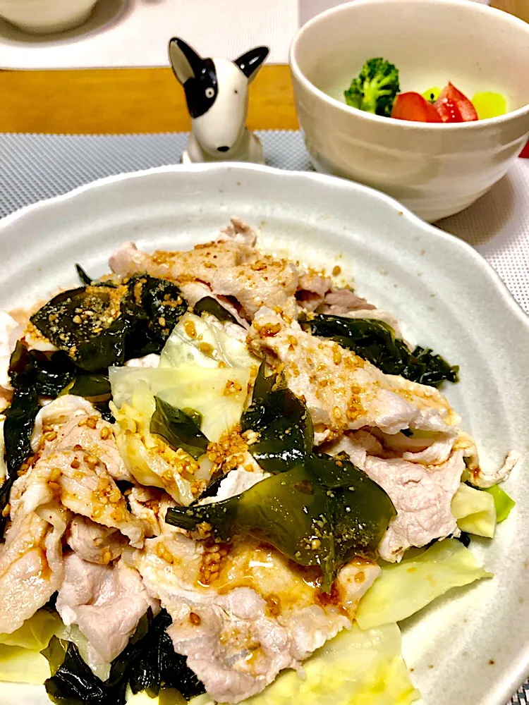 Snapdishの料理写真:豚肉とワカメの冷しゃぶサラダ🥗|くっきいママさん