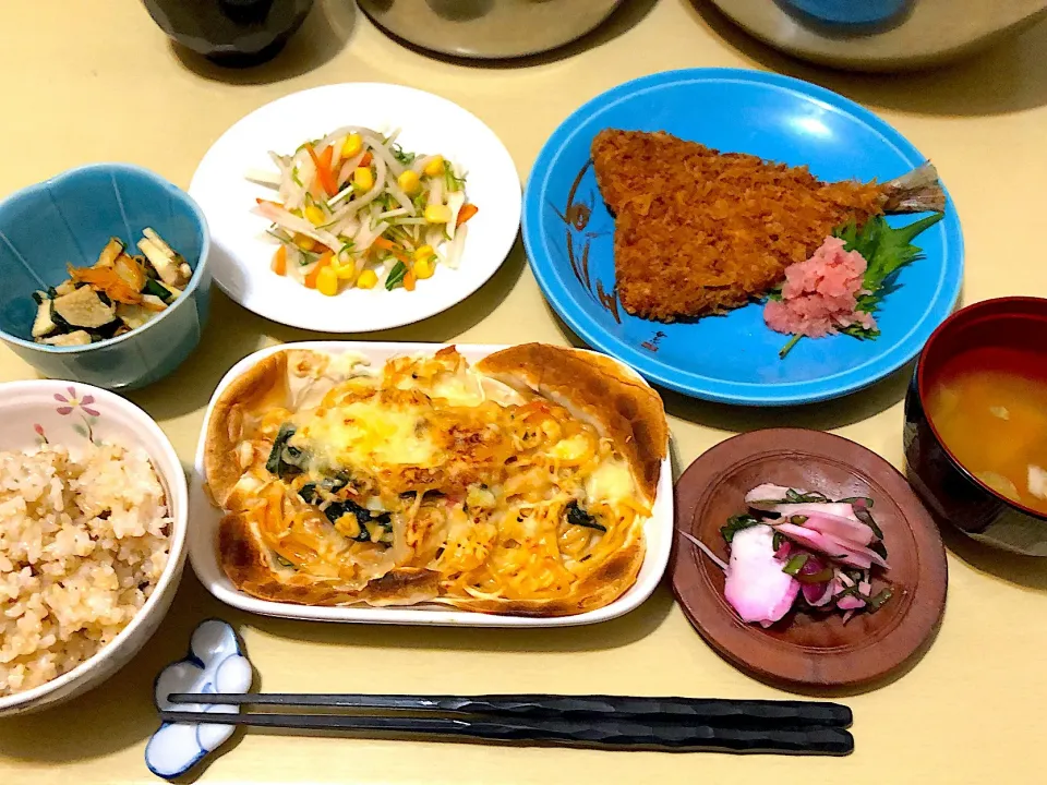 2／20夕食   #晩ごはん  •アジフライ •スパゲティグラタン •大根と水菜etcのサラダ •長芋オクラの和え物 •大根甘酢漬け柴漬けプラスで  •みそ汁 •玄米ごはん  ‥昨日の残りのスパゲティ消費。お皿に餃子の皮を敷いて、食感プラスと洗い物の手間を省く作戦(^^)v‥|おさんどんさん