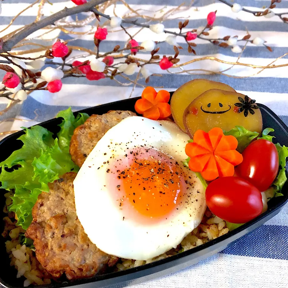 Snapdishの料理写真:今日のおべんと★チャーハンにハンバーグと目玉焼きどーーん！|emichococo625さん