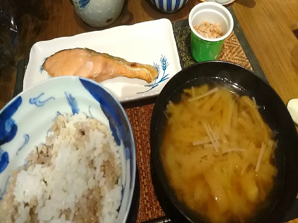 Snapdishの料理写真:鮭&納豆&えのきの味噌汁|まぐろさん