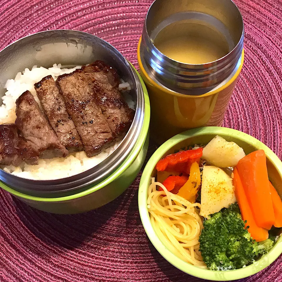 今日のお弁当
ステーキ🥩
コーンスープ🌽

少しずつあたたかく
なってます☺️

今週もあと少し
頑張ってまいりましょう٩( 'ω' )و

今日も気をつけて
いってらっしゃい👋😊|mokoさん