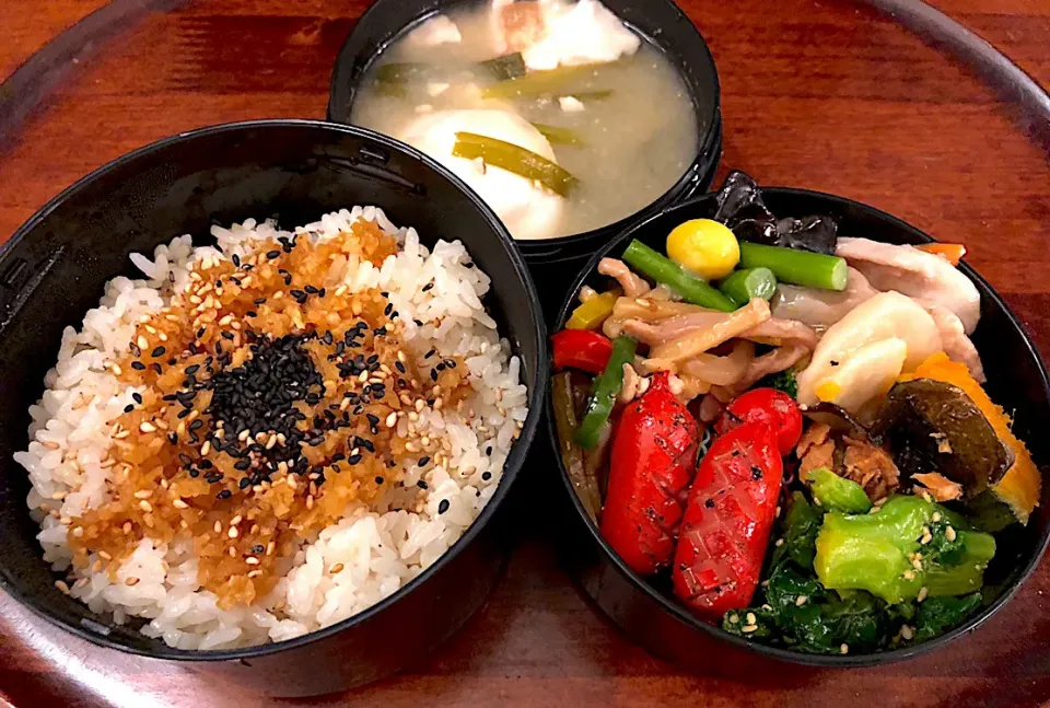 本日も息子弁当🍱赤ウインナー🍗青椒肉絲🥒菜の花辛子和え🥦鮭昆布巻き🥘かぼちゃ🎃 #息子弁当  #サーモスランチジャー  #赤ウインナー  #青椒肉絲  #菜の花の辛子和え  #鮭昆布巻き かぼちゃの煮物 #snapdish  #macaroni  #札幌  #中島公園|Yukie  Toriseさん