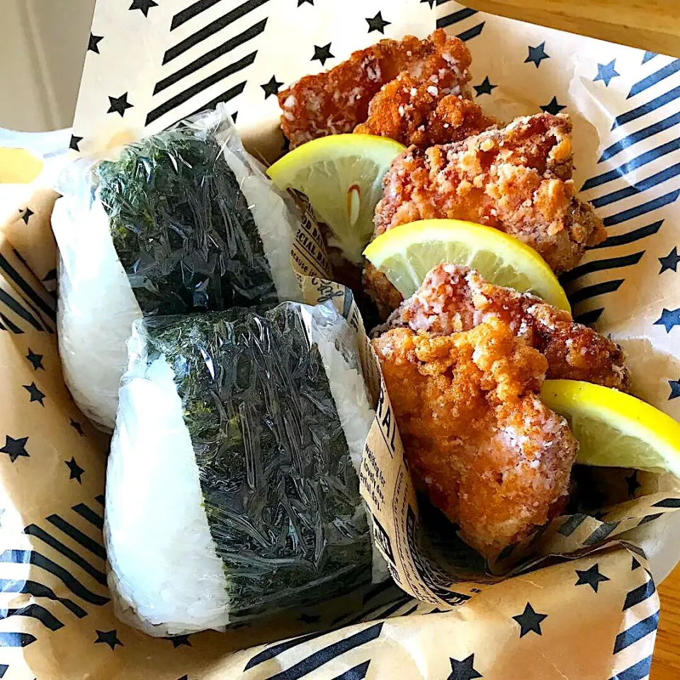 Snapdishの料理写真:おにぎりと唐揚げのお弁当|Daikiさん