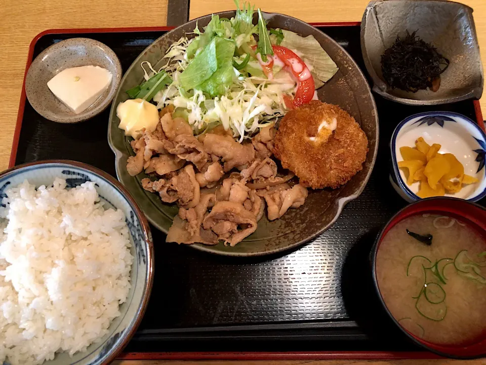 本日の日替りランチ（生姜焼きとカニクリームコロッケ）|T. Wonderさん