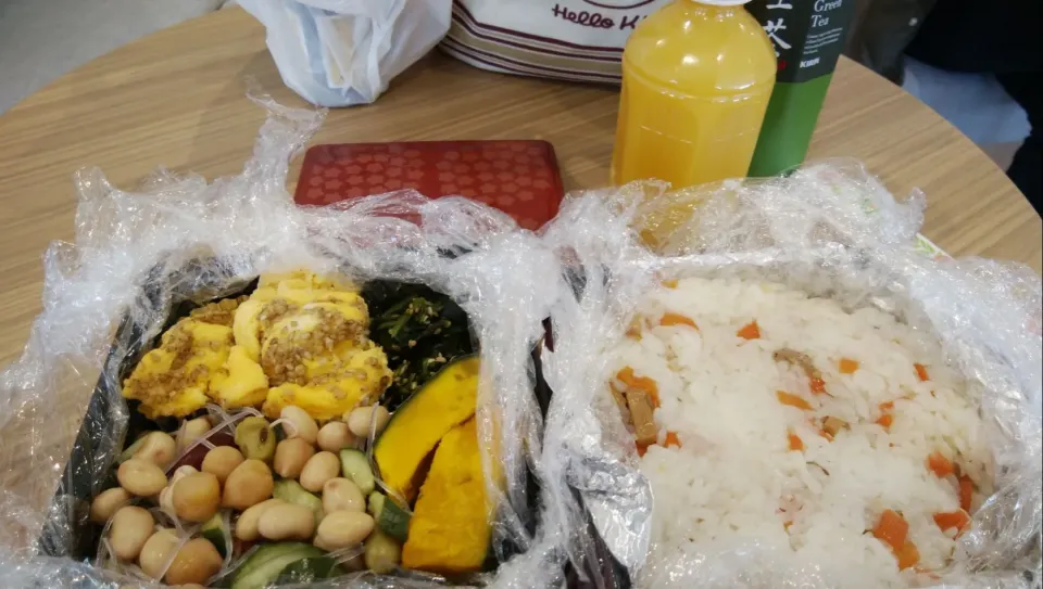 Snapdishの料理写真:ひな祭り。お弁当。ちらし寿司、かぼちゃ、ほうれん草のごまあえ、ゴマ玉子焼き、ひよこ豆春雨きゅうりの酢の物、オレンジジュース、生茶|ローズガーデンのコックさんさん