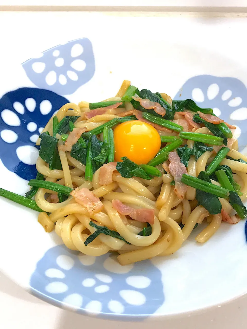 ほうれんそうとベーコンの温玉うどん|美幸さん