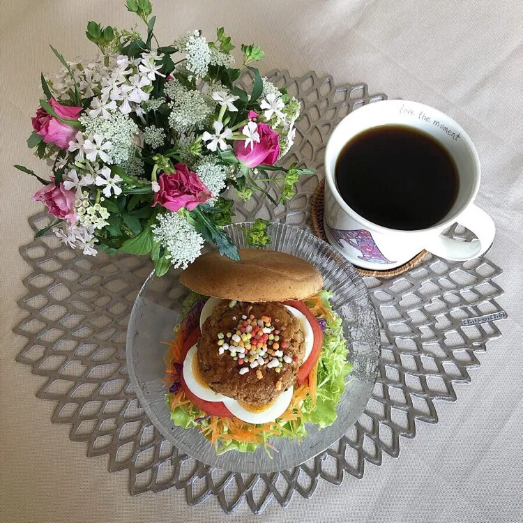 2/21❤︎鶏ひき肉と椎茸の豆腐ハンバーグベーグルサンド❤︎お弁当の残り物…🍀
#お昼ごはん #ランチ #おうちごはん #おうちカフェ #豆腐ハンバーグ #ベーグル #ベーグル #ベーグルサンド #自家製サンド|Makinsさん