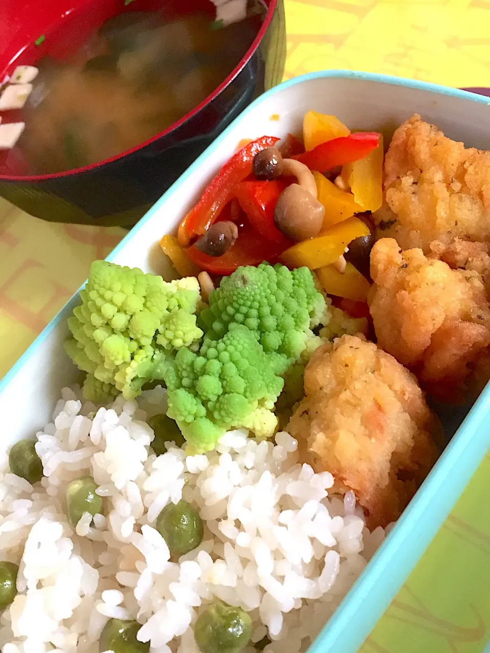 今日のお弁当😊
豆ご飯・鳥の唐揚げ
パプリカとシメジのソテー・ロマネスコ✨|パセリんさん