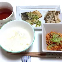 Snapdishの料理写真:鯖の塩焼きネギソース、野菜蒸し、納豆キムチ|ナッツさん