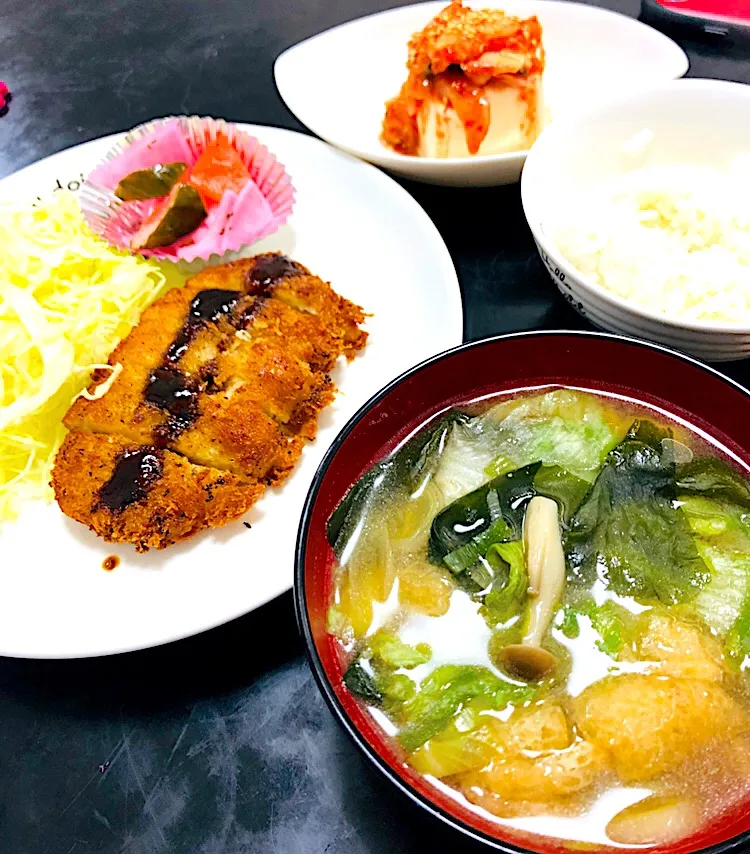 Snapdishの料理写真:トンカツ🐷 キノコとレタスの味噌汁🥬 キムチ豆腐✨|ぶっちゃるんさん