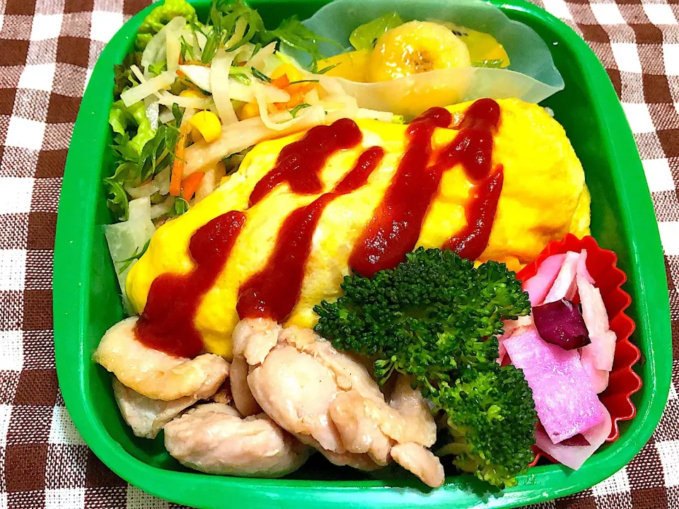 Snapdishの料理写真:2／21昼食  #昼ごはん  #弁当 
•オムライス •サラダ •鶏の塩麹焼き •ブロッコリー •漬け物 •フルーツ|おさんどんさん