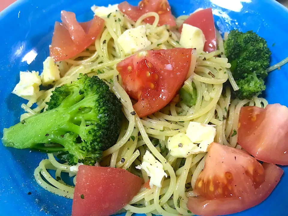 バジルに温野菜のせパスタ( ＾∀＾)|かおちゃんさん