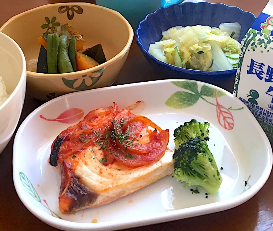 アル中病棟の昼ごはん☀️☀️🔆
ごはん🍚  魚のピザ風🐟🍕  かぼちゃ煮付🎃  しそ和え  牛乳🥛|ぽんたさん