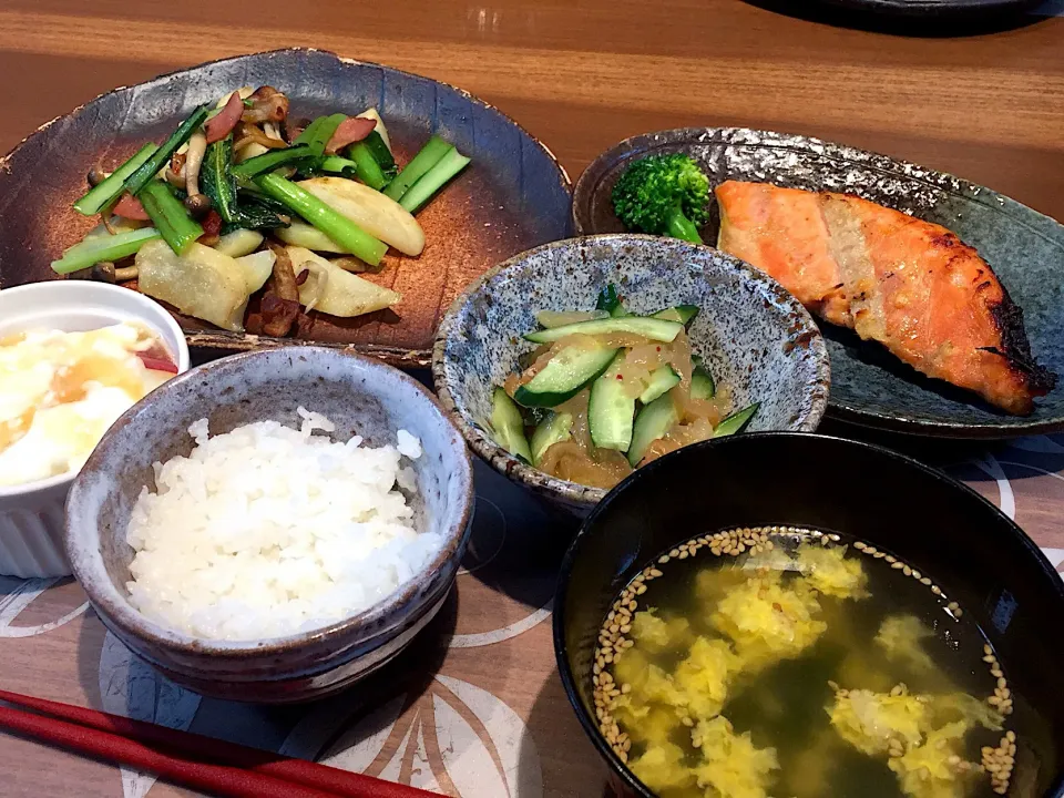 晩御飯
銀ジャケ西京味噌焼、ジャガイモと焼き豚と小松菜の炒め物、クラゲきゅうり、白米、卵スープ、りんご添えヨーグルト|かよちゃんさん