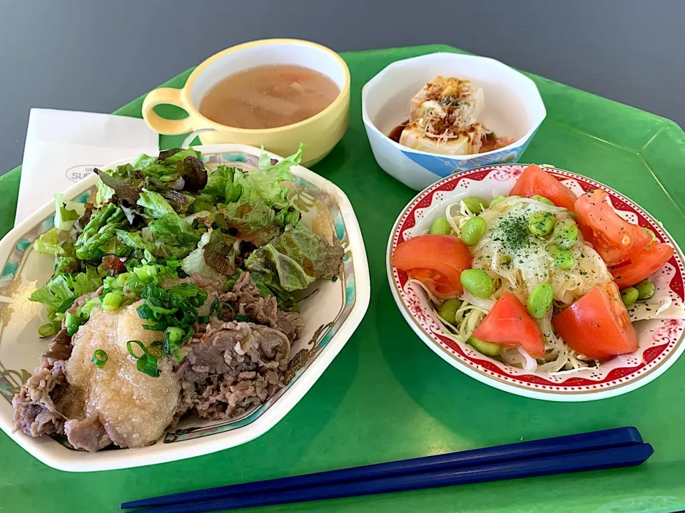 おろし焼肉梅風味、冷奴、トマトと枝豆のサラダ、ベーコンと大根のスープ|Tadahiko Watanabeさん